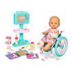 Poza cu Papusa bebelus Nenuco cu scaun cu rotile si accesorii medicale, NFN63000